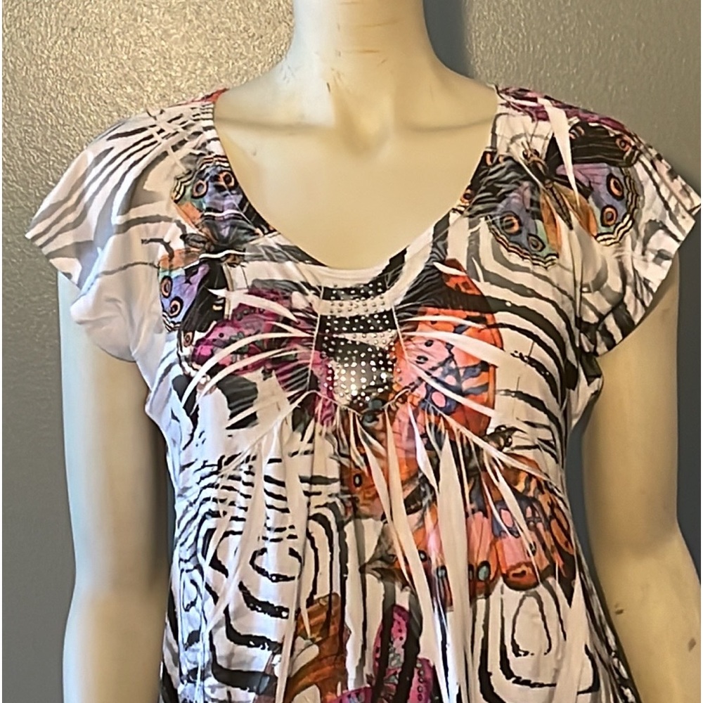 b. Friends ,butterflies pattern, top. - Picture 2 of 12